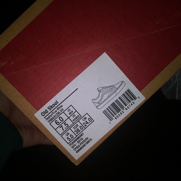 Vans - Picture 6 of 6